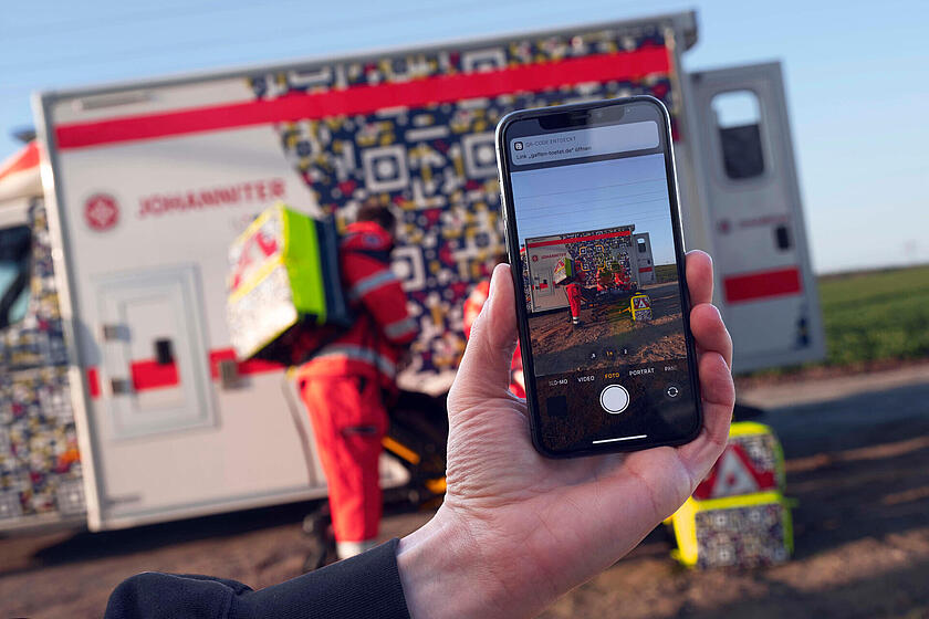Mit einem neuen QR-Code-Design für Geräte und Einsatzwagen klären die Johanniter über die Folgen von Gaffen auf.