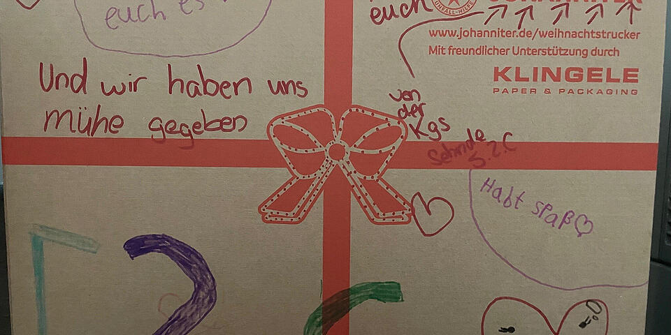 Ein Paket mit handschriftlichen Grüßen und Wünschen