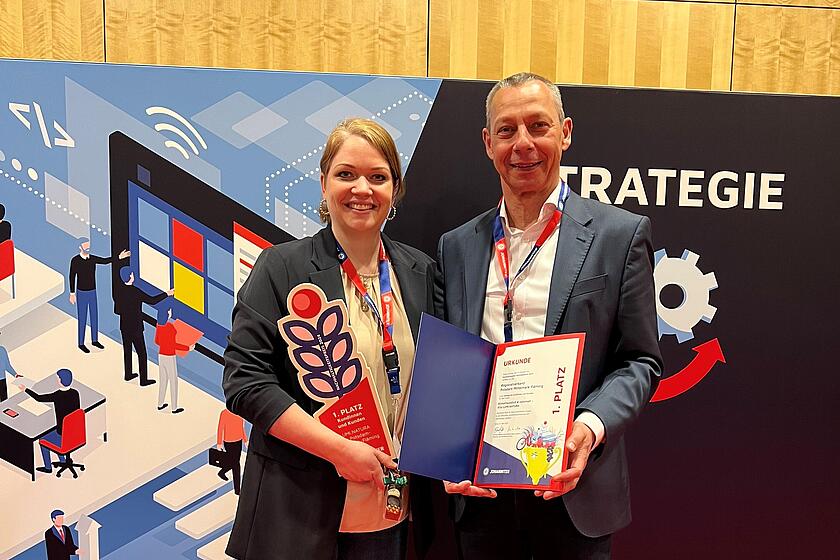 Theresa Salihovic und Ralf Boost zeigen stolz den gewonnenen Nachhaltigkeitspreis.