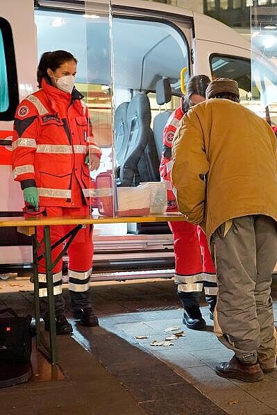 Ehrenamtliche Helfer der Johanniter im Einsatz mit dem Kältebus.