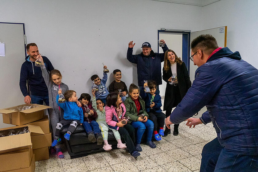 Die Leckereien sorgten für viel Freude besonders bei den Kindern, die derzeit in der Gemeinschaftsunterkunft, die von DRK und Johannitern gemeinsam betrieben wird, leben.