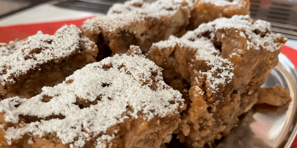 Aufgeschnittener Schokoladenkuchen