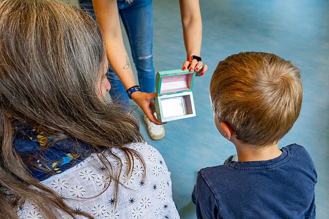 Resilienztraining in der Kita Traumland In einer Schatztruhe sehen die Vorschulkinder der Johanniter-Kita Traumland die wichtigste Person in ihrem Leben: nämlich sich selbst. Eine wichtige Lektion im Selbstbehauptungs- und Resilienztraining.