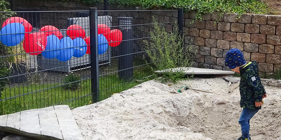 Ein Kind in einem Sandkasten