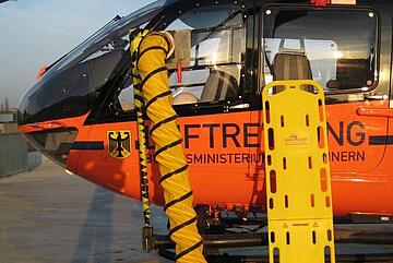 Immobilisationsgeräte wie das Spine Board stehen im Christoph 4 zur Verfügung.