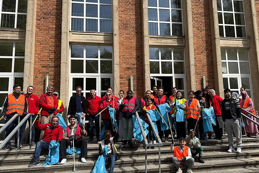 Gruppenbild aller Teilnehmenden vor der LUK Kiel