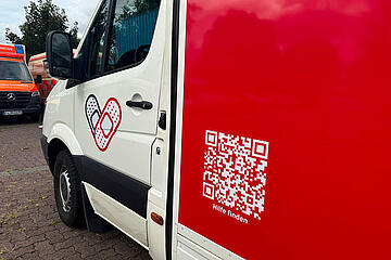 QR Code auf der Seite des Pflasterlasters zu Hilfsangeboten für Wohnungslose