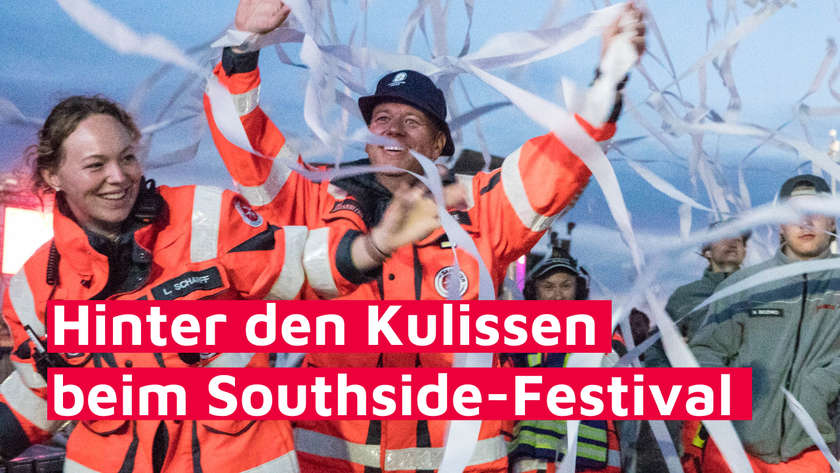 Vorschaubild Aftermovie "Johanniter beim Southside 2025". Zu sehen sind zwei Johanniter die im Konfettiregen tanzen.