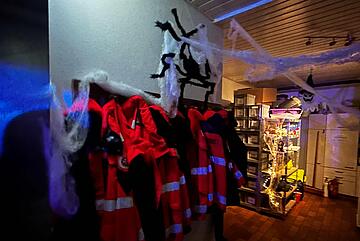 An Halloween verwandelte sich die Johanniter-Dienststelle in Türkheim erneut in eine gruselige Spielwelt mit verschiedenen Mitmachstationen und passender Deko.