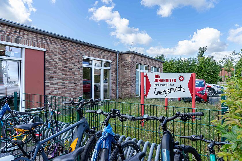 Fahrradständer und Schild vor dem Eingang zur Johanniter-Kita Zwergenwache in Glinde