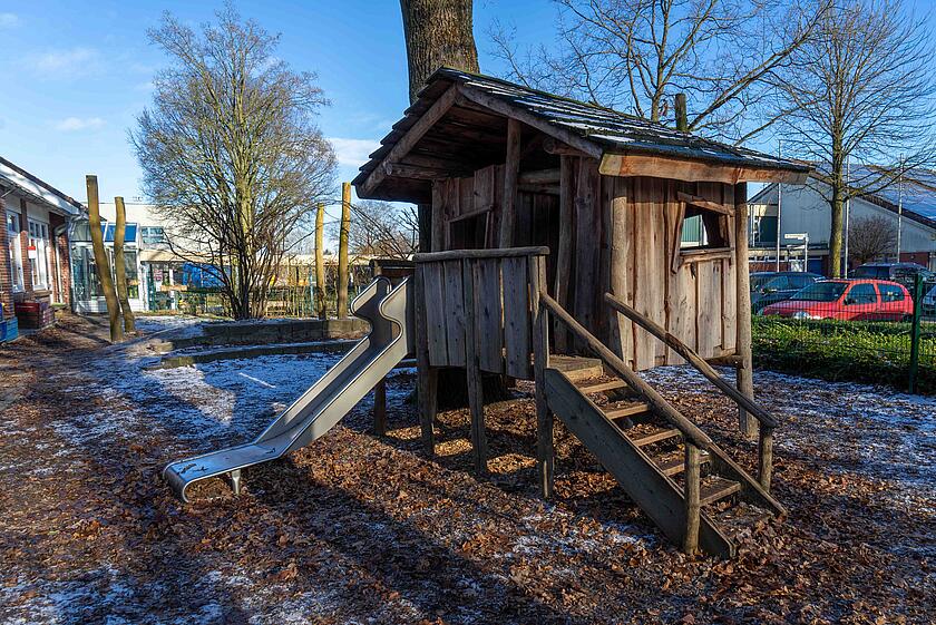 Auf dem Außengelände des Johanniter-Hauses Pusteblume steht ein Baumhaus.