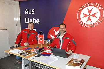 Johanniter Mitarbeitende im Fluthilfebüro.