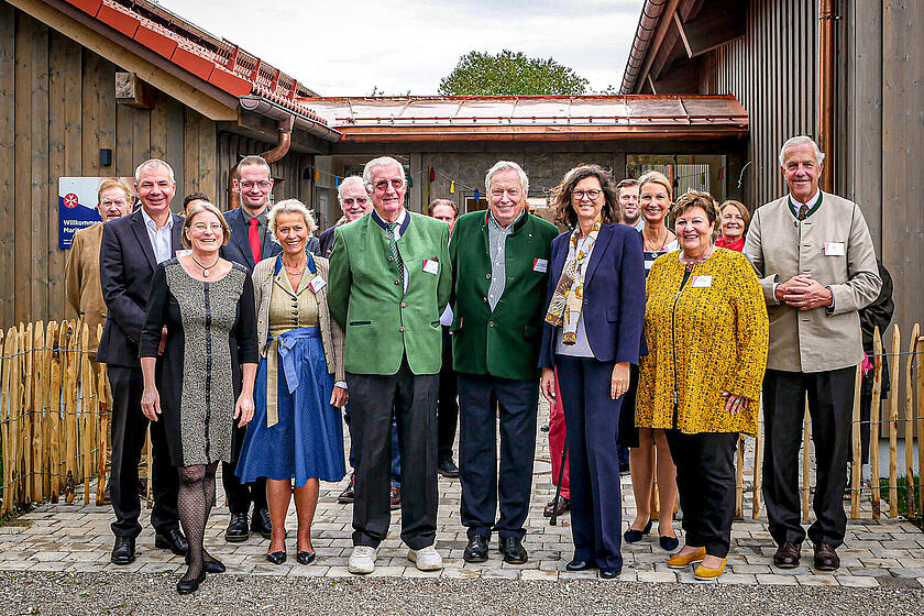 Eine große Gruppe an Leuten steht vor dem Marita-Beissel-Haus der Johanniter.