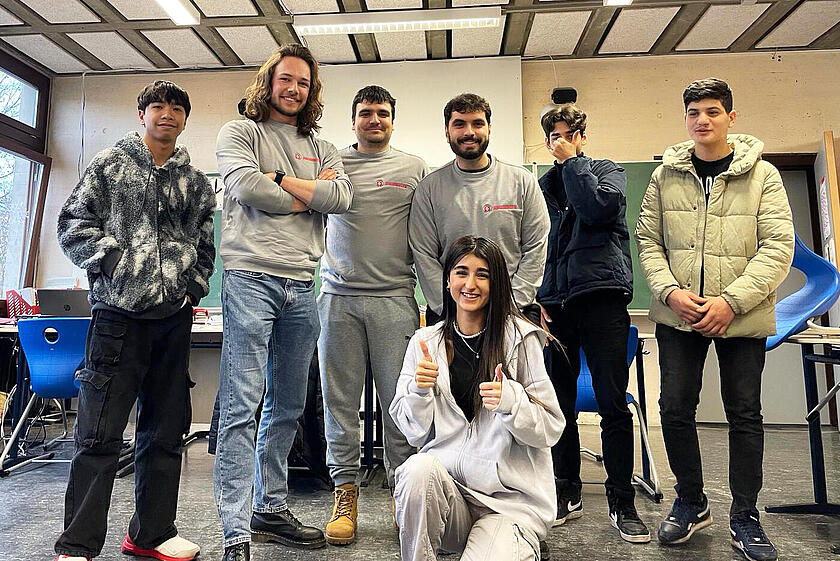 Die Nachhilfelehrer Luca Völkl, Furkan Bostancioğlu und Ata Bozkurt (2. – 4. v. l.) mit ihrer internationalen Klasse