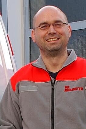 Andreas Werner vor einem Fahrzeug des Menüservices