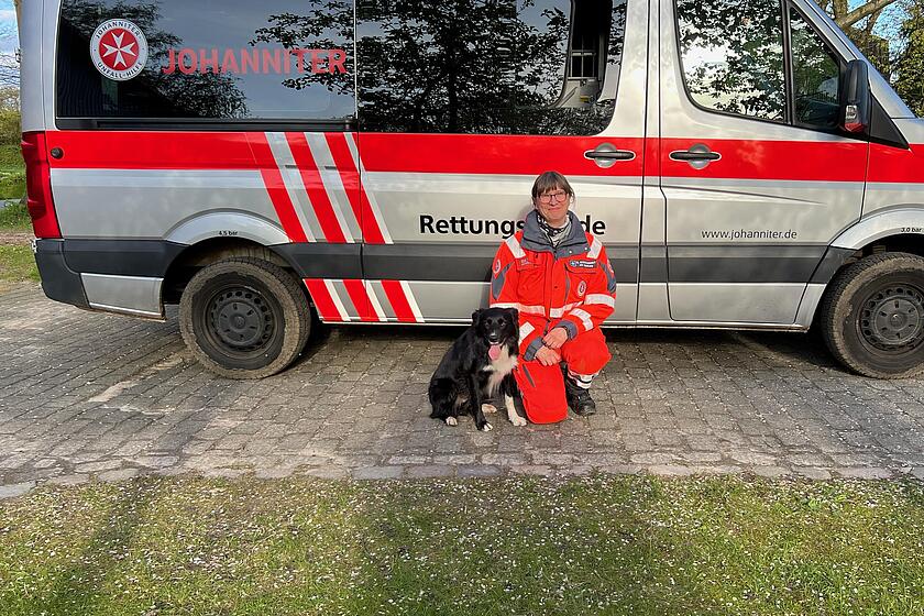 Stefanie Borchardt und Border Collie Angus haben die Rettungshundeprüfung für Flächensuchhunde bestanden