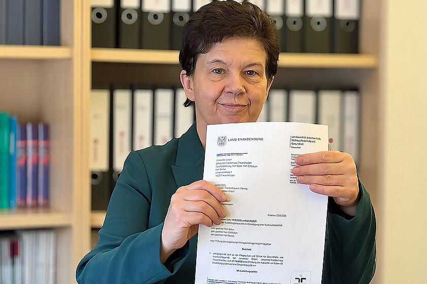 Schulleiterin Gabriele Unger freut sich über den Erhöhungsbescheid des Ministeriums.