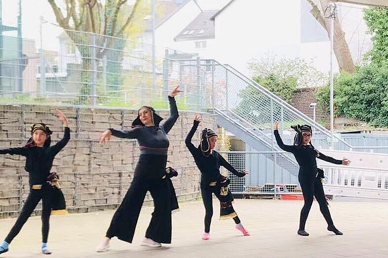 Vier Frauen führen eine Tanzperformance auf