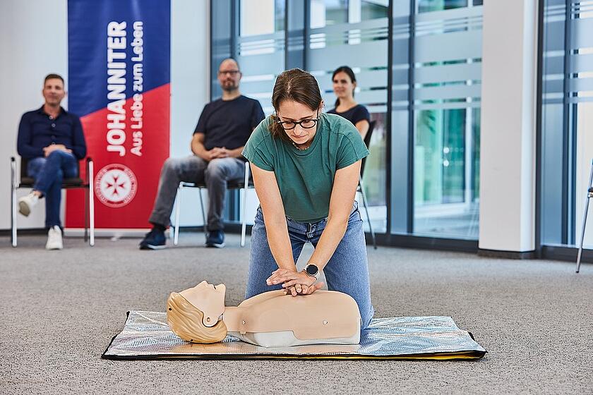 In dieser Schulung werden Mitarbeitende in Bildungs- und Betreuungseinrichtungen für Kinder in Erstversorgung geschult.