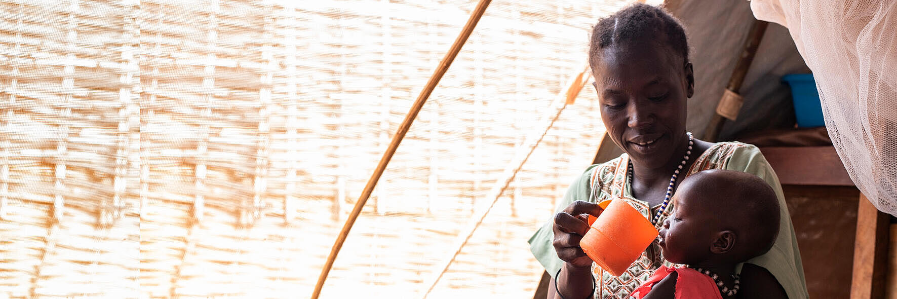 Eine Mutter füttert ihr Kind im Stabilisierungszentrum in Wau im Südsudan
