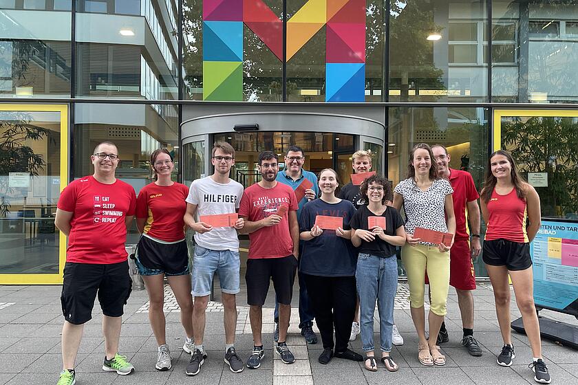 Rettungsschwimmer vor Schwimmhalle