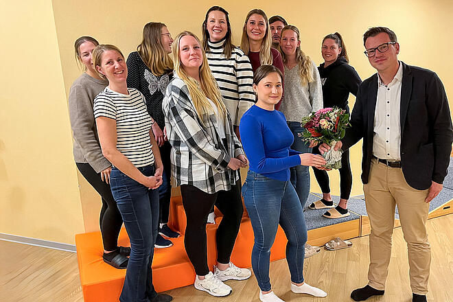 Yonathan Arnold, MItglied im Regionalvorstand, überreichte Alexandra Sergeev zum Start ihre neuen Aufgabe einen Blumenstrauß und besuchte das Team der Johanniter-Kita Rellingen.