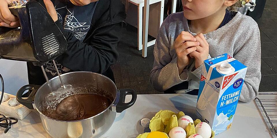 Kinder kochen an Halloween im Juhte-Laune-Zirkuszelt