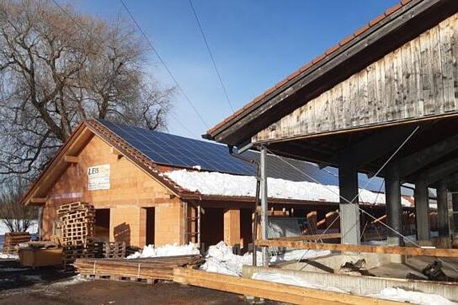 Ein mit Schnee bedecktes Haus, das gerade im Bau ist.