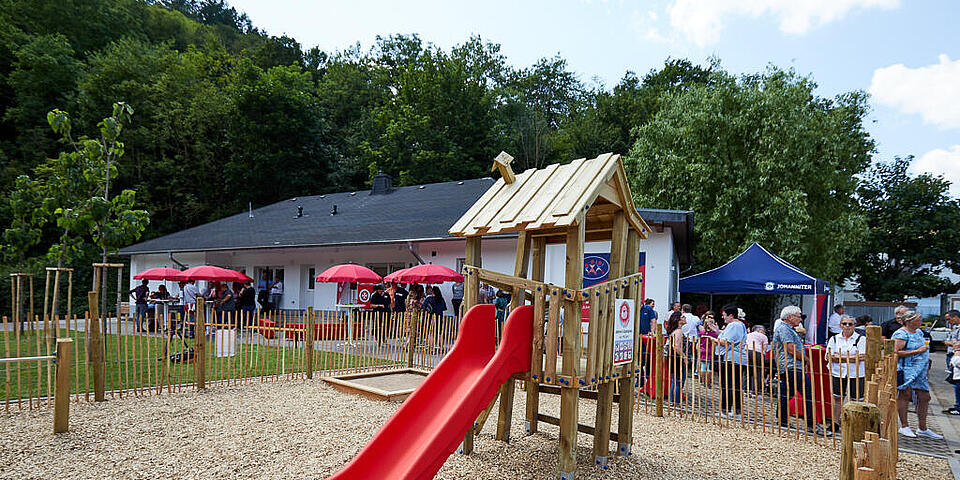 Spielplatz vom Treffpunkt "vor Müllert" mit roter Rutsche