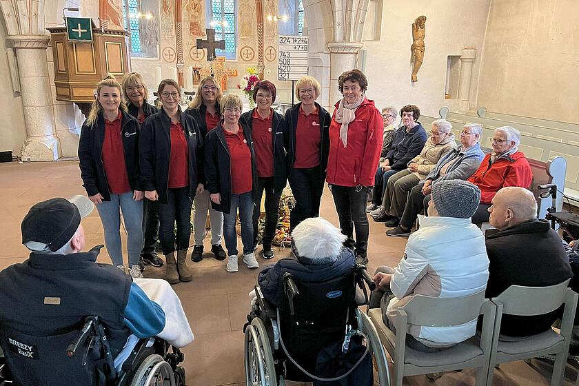 Gruppenfoto Team Tagespflege Buseck bei Erntedank-Gottesdienst in der evangelischen Kirche Buseck