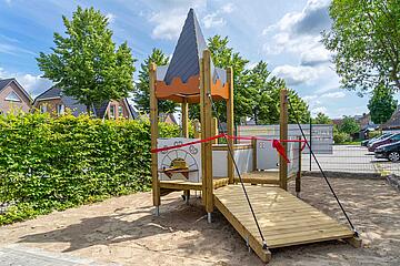 Ein Außenspielgerät im Freibereich der Johanniter-Kita Glinde: Kleine Burg mit Wasserelement