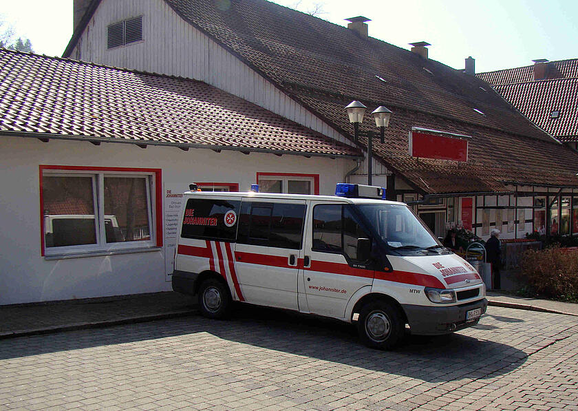 Ein Einsatzfahrzeug vor einem Gebäude