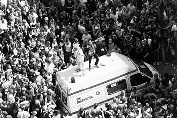 Gäste der Loveparade im Jahr 2000 in Feierlaune - die Johanniter mittendrin.