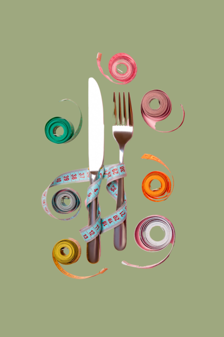Symbildbild: Messer und Gabel umgeben von Maßbändern als Symbol für Binge Eating Störung, sog. Esssucht