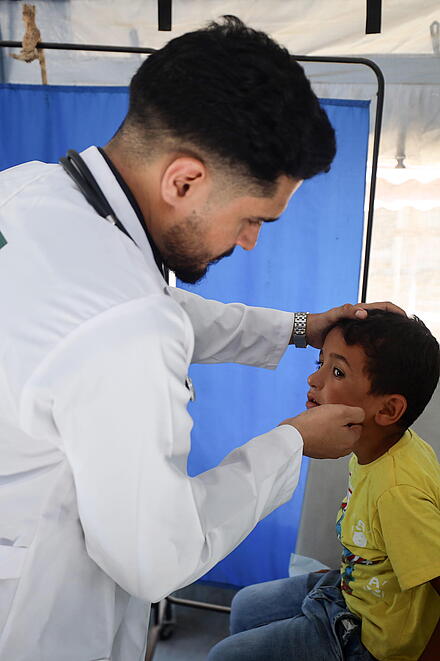 Ein Arzt in einer Klinik im Gazastreifen untersucht ein Kind.