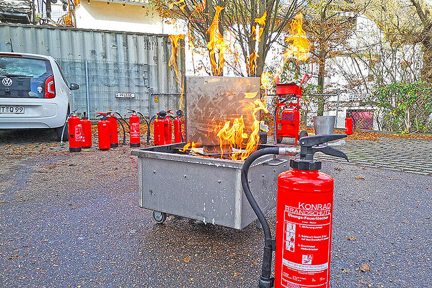 Johanniter bilden in ihrem Kurs zu qualifizierten Brandschutzhelfer inklusive Evakuierungshelfer aus. 