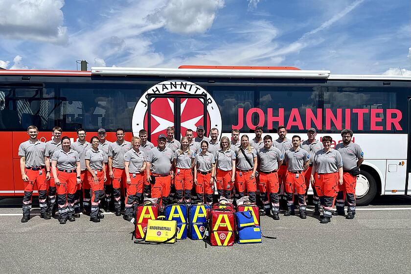Gruppenbild der 27 Helferinnen und Helfer, die ins Erdbebengebiet nach Venezuela reisen.