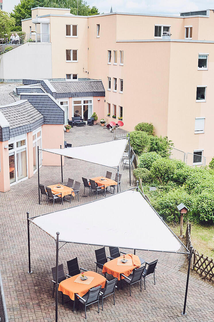 Blick auf den Terassenbereich des Johanniter-Stift mit Sitzgelegenheiten