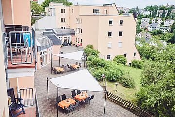 Blick auf den Terassenbereich des Johanniter-Stift mit Sitzgelegenheiten