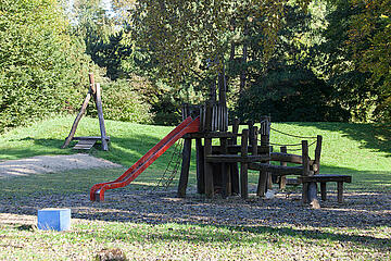 Spielplatz mit Seilbahn und Rutsche