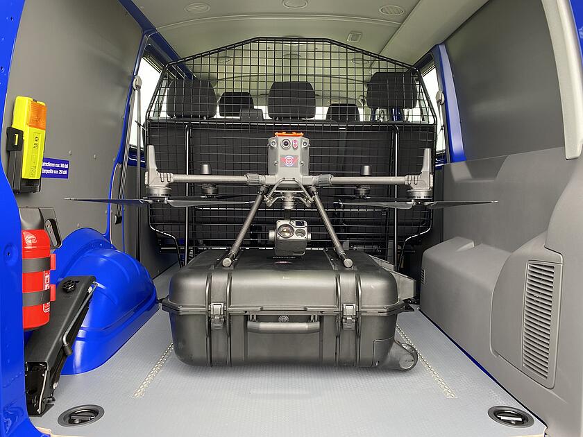 Equipement der Johanniter Drohnenstaffel in einem Einsatzfahrzeug