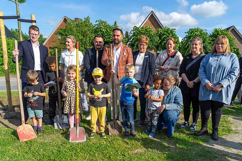 Zu den geladenen Gästen der feierlichen Einweihung der Friedenseiche gehörten u.a. (v.l.n.r.): Daniel Kölbl (Bundestagsabgeordneter Kreis Pinneberg), Janne Friederike Meyer (Schirmherrin), Harun Öznarin (Präsident Einwandererbund e.V.), Baris Karabacak (Projektleiter Friedenseiche), Elke Schreiber (Kreistagsabgeordnete), Nicole Piecha (Leiterin Johanniter-Haus Pusteblume), Stephanie Glawe, Neele Doreen Wittern und Joreen Koch (pädagogische Mitarbeiterinnen). Davor stehen sechs Kinder der Kita.