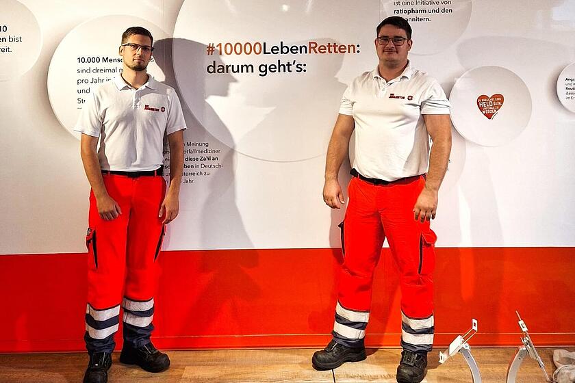Zwei Mitarbeiter schauen freundlich in die Kamera