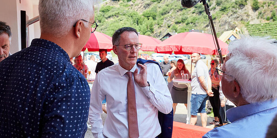 Michael Ebling (Innenminister RLP), Dominik Gieler (Bürgermeister Verbandsgemeinde Altenahr) (li), Alfred Sebastian (Ortsbürgermeister Dernau) (re)