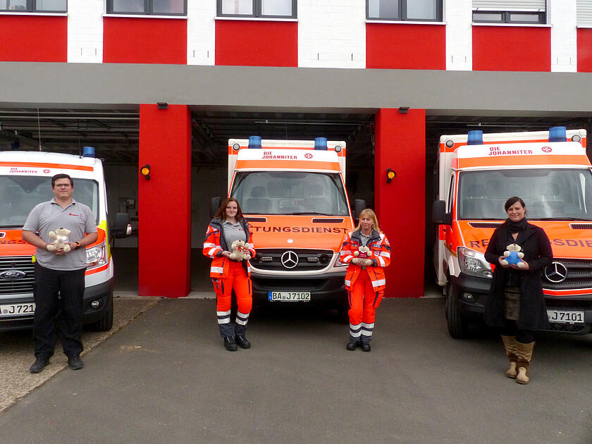 Übergabe von Trösterdeddys an das Team der Rettungswache. 