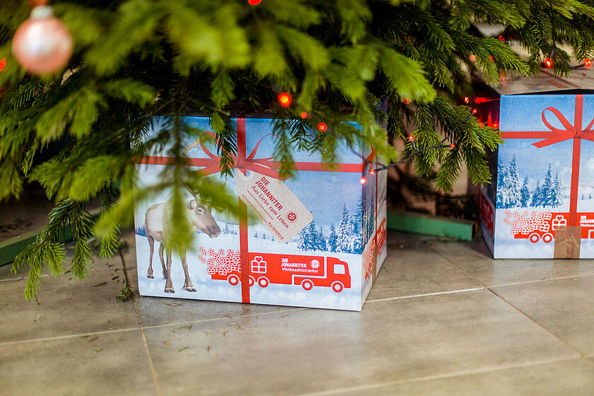Weihnachtstrucker-Pakete liegen unter Weihnachtsbaum