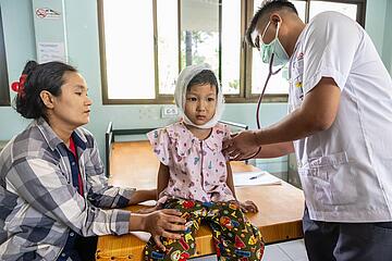 Medizinische Behandlung eines Kindes in Thailand.