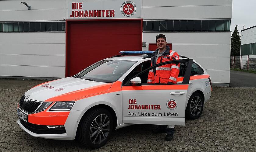 FSJler steht an offener Autotür
