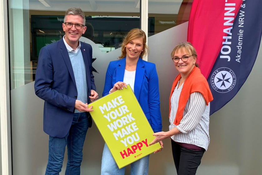Akademieleiter Sven Blatt und Bildungsbereichsleiterin Pflege Heike Achenbach gratulierten Katrin Wolters zur neuen Position