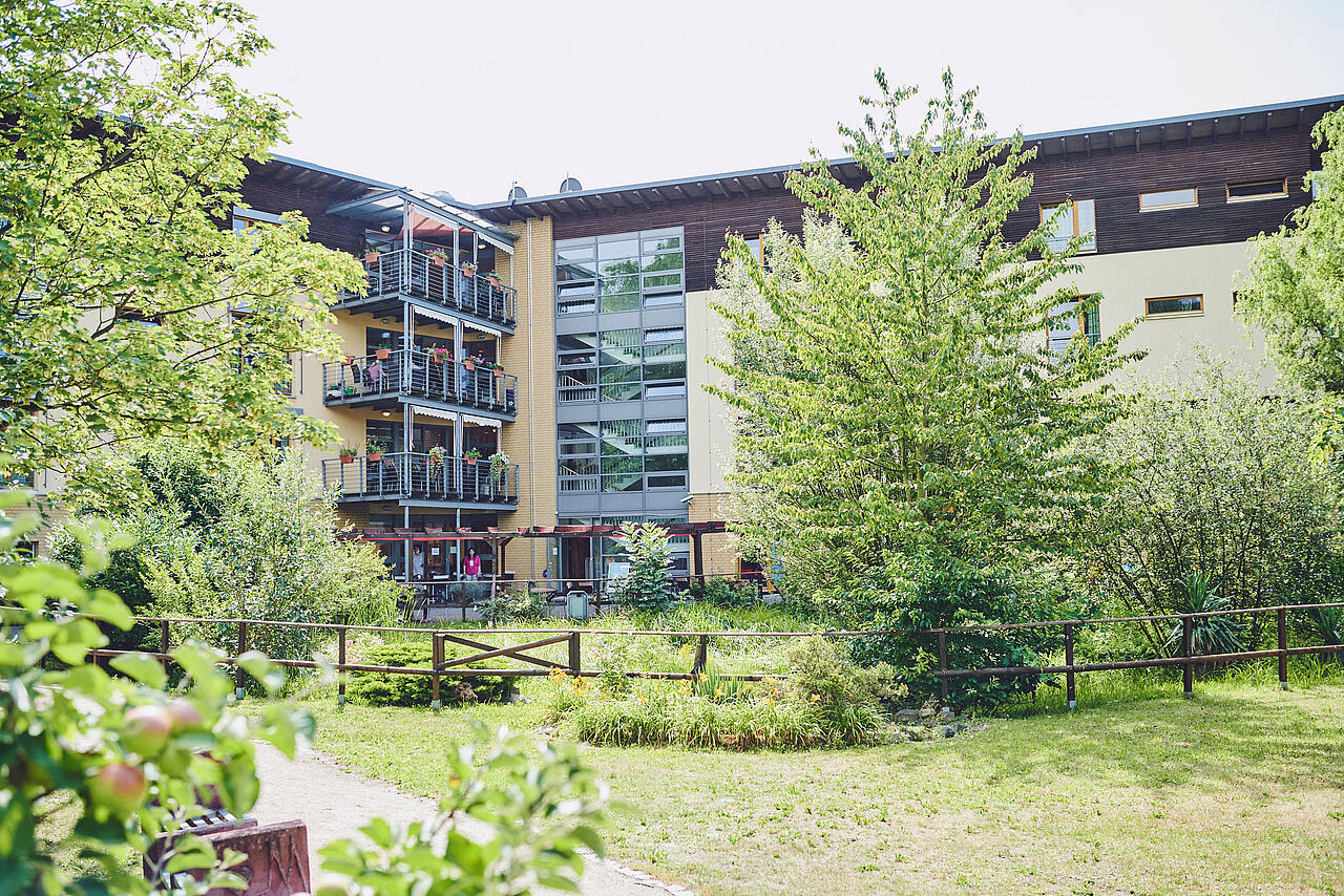 Hintere Außenansicht vom Gartenweg das Johanniter-Haus Köln Porz.